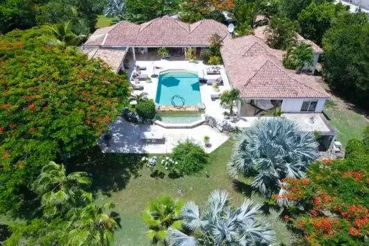 La Pinta, hillside Terres Basses French Side